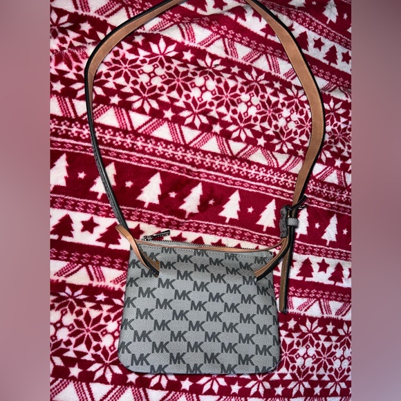 Micheal Kors bag. - Picture 3 of 6